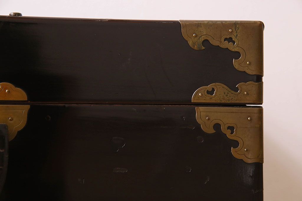 アンティーク雑貨　古民具・骨董　漆塗り　真鍮金具が上品なアンティーク挟み箱(時代箱、収納箱)