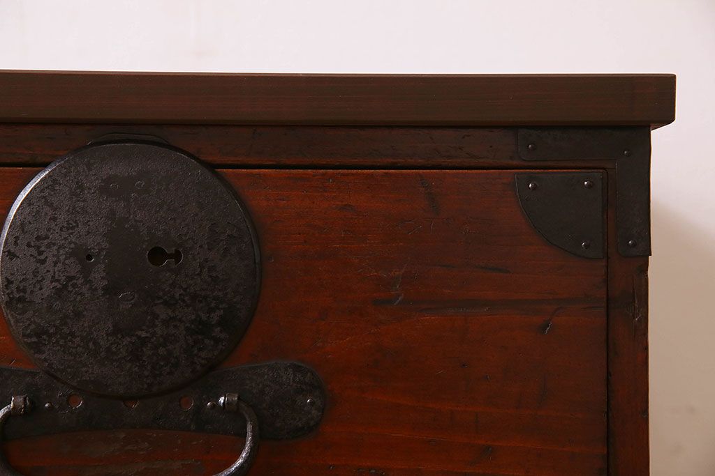 アンティーク家具　使い込まれた質感が味わい深い鉄脚箪笥ローボード(ローチェスト)