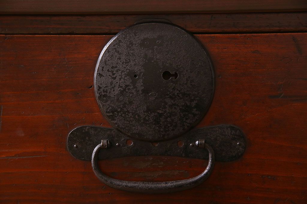 アンティーク家具　使い込まれた質感が味わい深い鉄脚箪笥ローボード(ローチェスト)