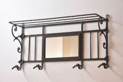 アンティーク雑貨　中古　イギリスビンテージ　凝った装飾がおしゃれな鏡付きアイアンウォールラック(ハンガー)