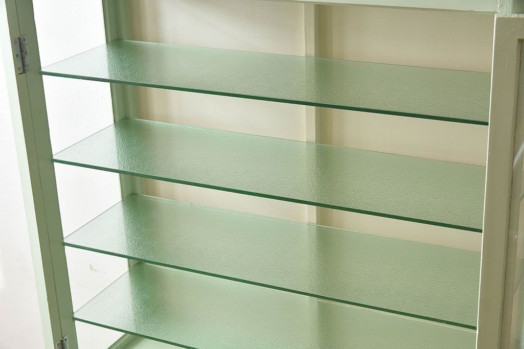 ペイント家具　柔らかな色合いのケビントガラスケース(キャビネット、収納棚、ガラスケース)