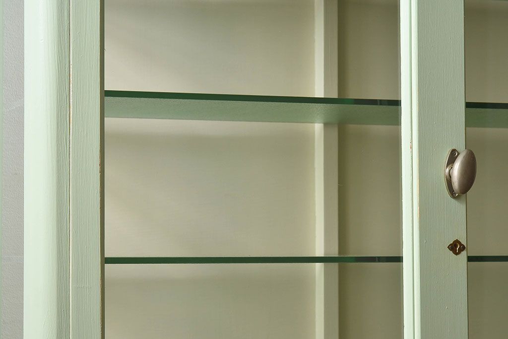ペイント家具　柔らかな色合いのケビントガラスケース(キャビネット、収納棚、ガラスケース)