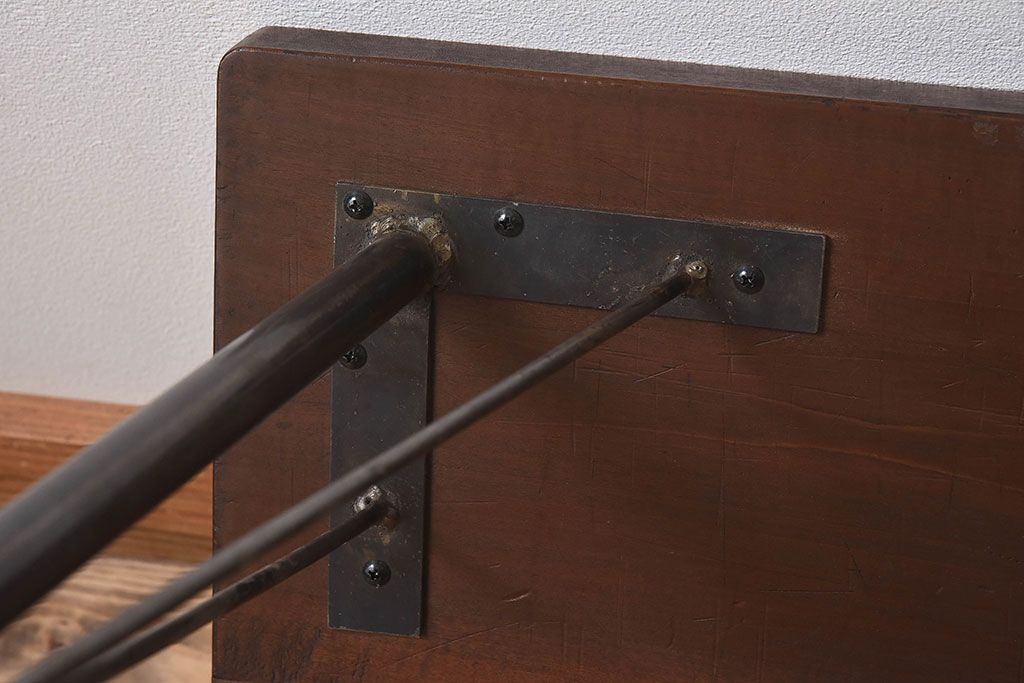 アンティーク家具　和製アンティーク　朴の木材天板　古材の質感が味わい深い鉄脚テーブル(作業台、アイアンテーブル)