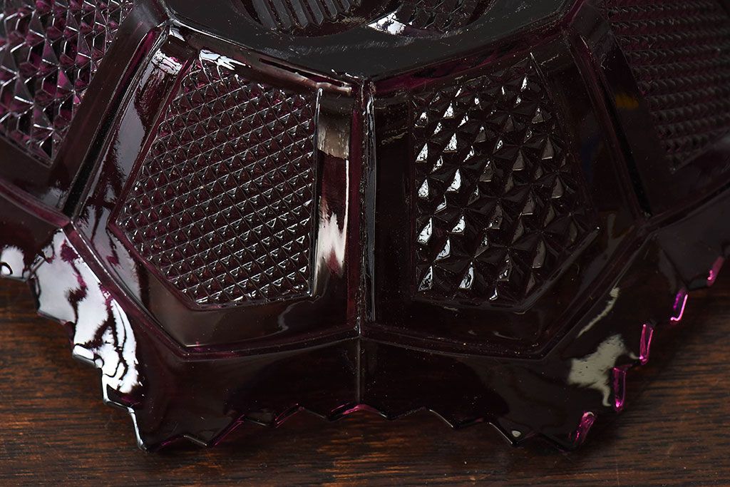 アンティーク雑貨　昭和レトロ　深紫色のプレスガラス製の器(深皿、鉢)