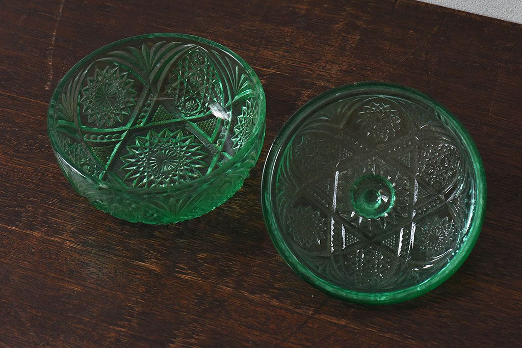アンティーク雑貨　昭和レトロ　薄い緑色のプレスガラスの蓋付き器(小物入れ)
