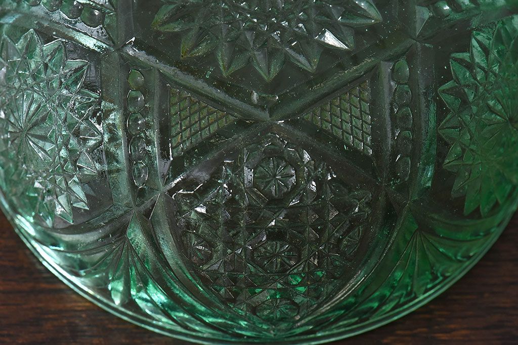 アンティーク雑貨　昭和レトロ　薄い緑色のプレスガラスの蓋付き器(小物入れ)