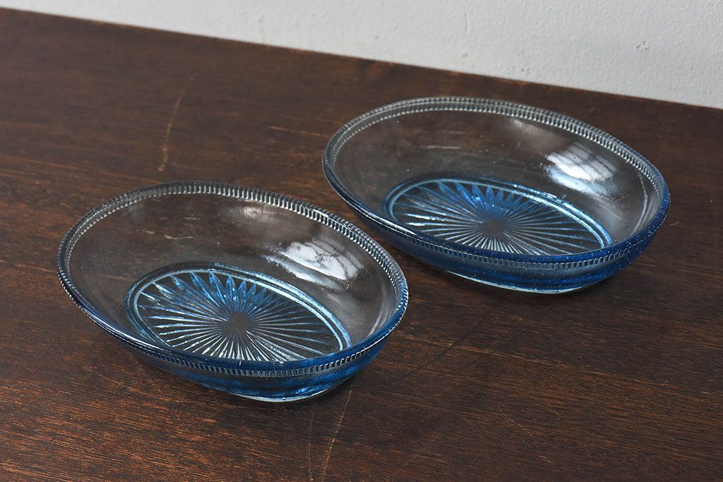 アンティーク雑貨　昭和レトロ　水色が涼しげなプレスガラス製の長皿(器)2枚セット