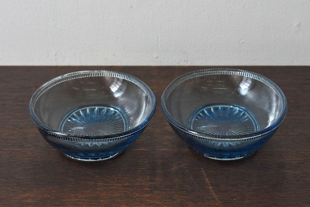 アンティーク雑貨　昭和レトロ　水色が涼しげなプレスガラス製の長皿(器)2枚セット