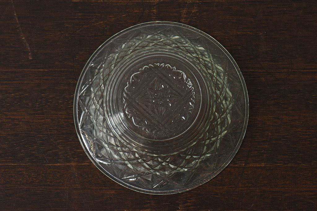 アンティーク雑貨　昭和レトロ　薄い緑色のプレスガラス製深皿(器)