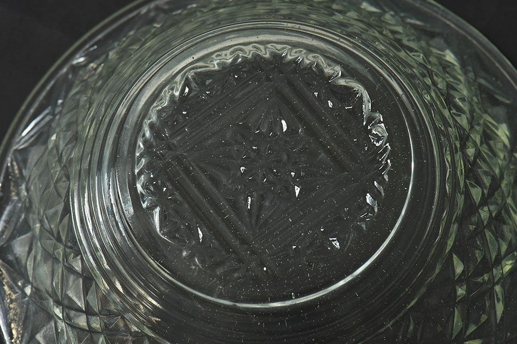 アンティーク雑貨　昭和レトロ　薄い緑色のプレスガラス製深皿(器)