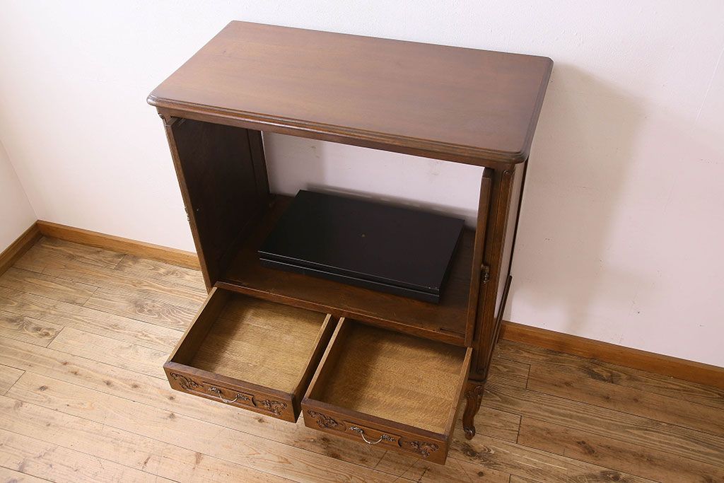 ヴィンテージ家具　フランスビンテージ　猫脚や彫刻が美しいテレビ収納棚(テレビ台、キャビネット)