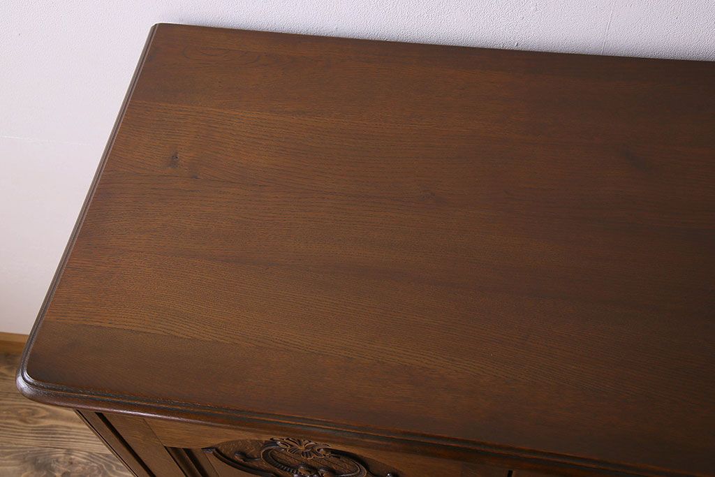 ヴィンテージ家具　フランスビンテージ　猫脚や彫刻が美しいテレビ収納棚(テレビ台、キャビネット)