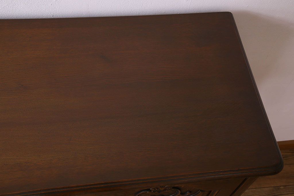 ヴィンテージ家具　フランスビンテージ　猫脚や彫刻が美しいテレビ収納棚(テレビ台、キャビネット)
