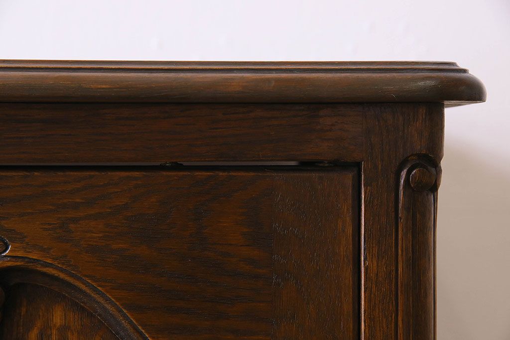 ヴィンテージ家具　フランスビンテージ　猫脚や彫刻が美しいテレビ収納棚(テレビ台、キャビネット)