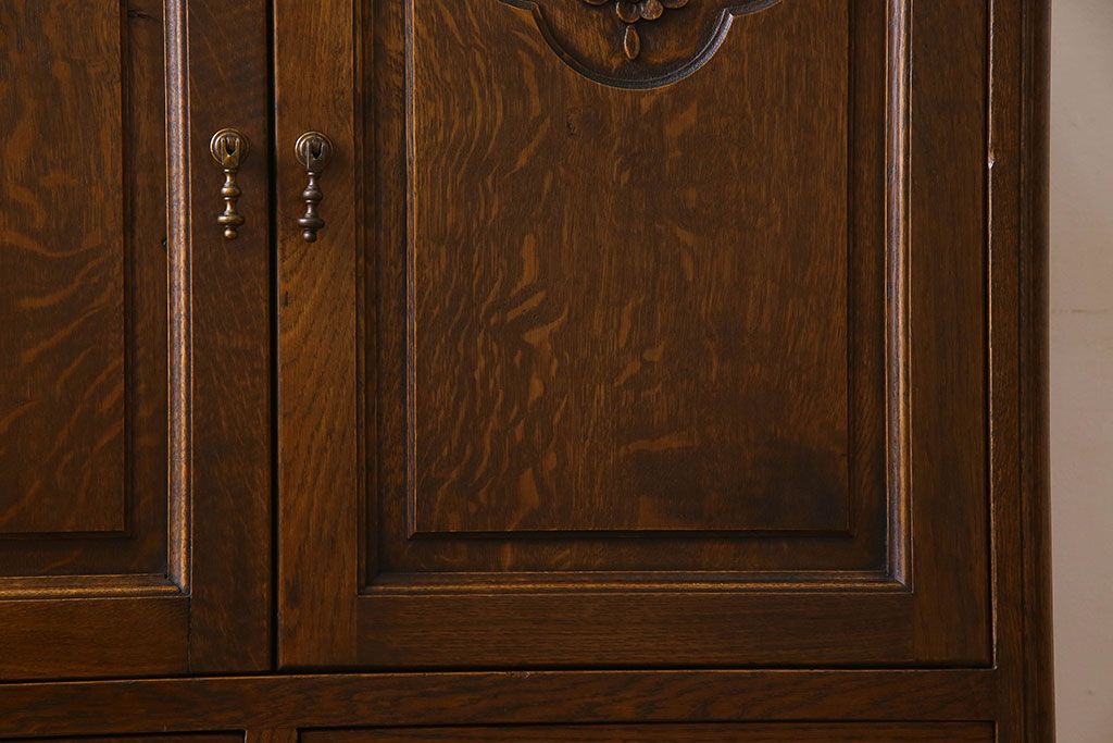 ヴィンテージ家具　フランスビンテージ　猫脚や彫刻が美しいテレビ収納棚(テレビ台、キャビネット)