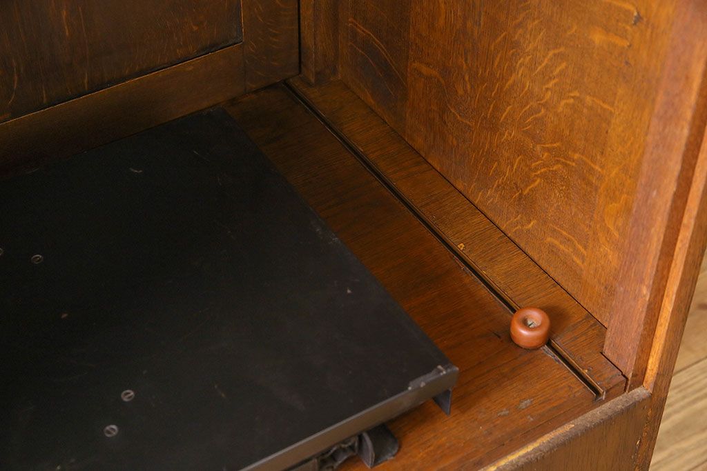 ヴィンテージ家具　フランスビンテージ　猫脚や彫刻が美しいテレビ収納棚(テレビ台、キャビネット)