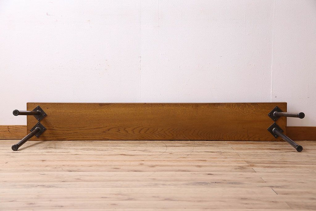 レトロ家具 昭和レトロ ナラ材一枚板の重厚な鉄脚ベンチ(長椅子 