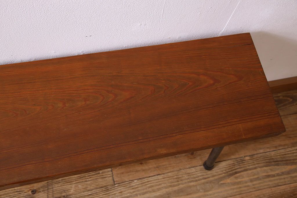 レトロ家具　昭和レトロ　古い松材の質感が味わい深い鉄脚ベンチ(長椅子、アイアンベンチ)