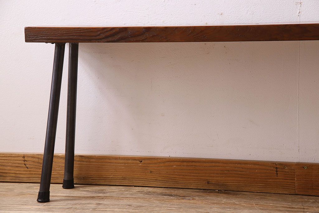 レトロ家具　昭和レトロ　古い松材の質感が味わい深い鉄脚ベンチ(長椅子、アイアンベンチ)