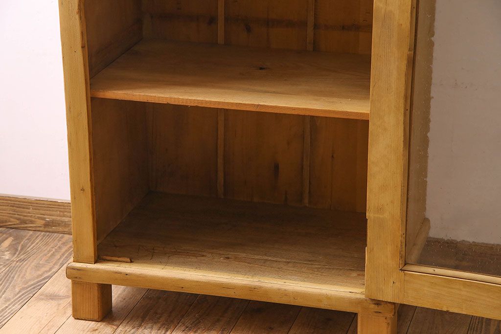 アンティーク家具　フランスアンティーク　パイン材　温もりあるデザインの収納棚(キャビネット、戸棚)