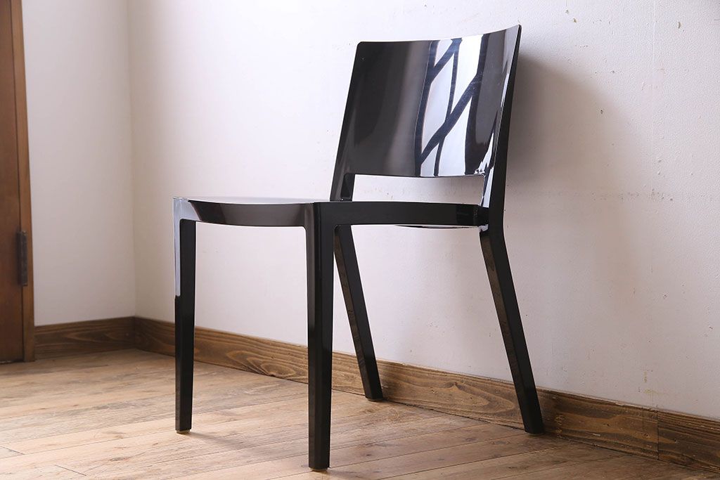 中古　ブランド家具　Kartell(カルテル)製　Lizz(リッツ)　モダンなデザインのチェア(椅子、  ダイニングチェア)(定価約3万3千円)(1)
