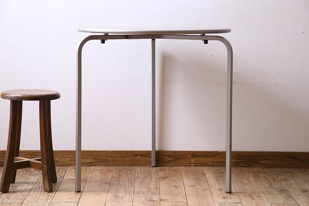 中古　ブランド家具　BISTRO(ビストロ)　アウトドアユース　Cassinaixc.(カッシーナイクスシー)　ラウンドテーブル(サイドテーブル、コーヒー  テーブル)(定価約6万円)