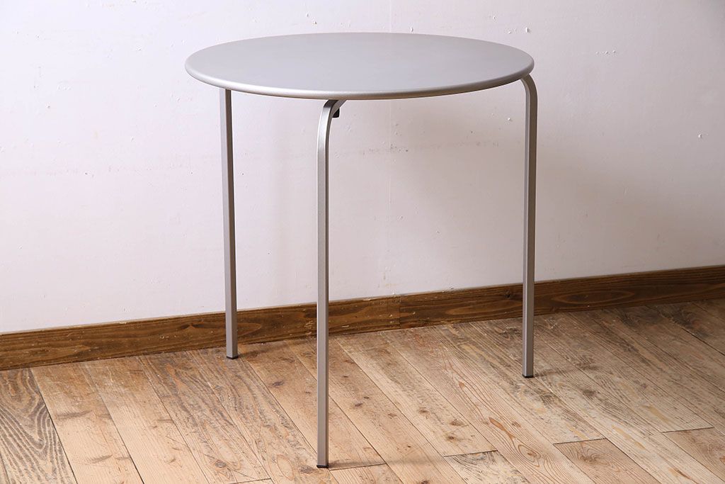 中古　ブランド家具　BISTRO(ビストロ)　アウトドアユース　Cassinaixc.(カッシーナイクスシー)　ラウンドテーブル(サイドテーブル、コーヒー  テーブル)(定価約6万円)