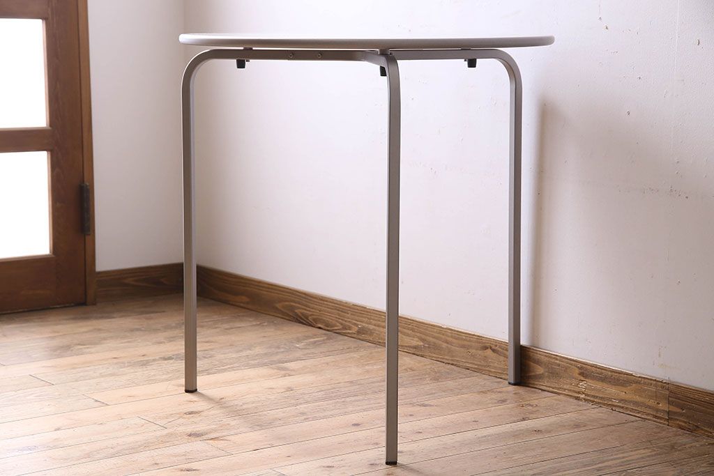 中古　ブランド家具　BISTRO(ビストロ)　アウトドアユース　Cassinaixc.(カッシーナイクスシー)　ラウンドテーブル(サイドテーブル、コーヒー  テーブル)(定価約6万円)
