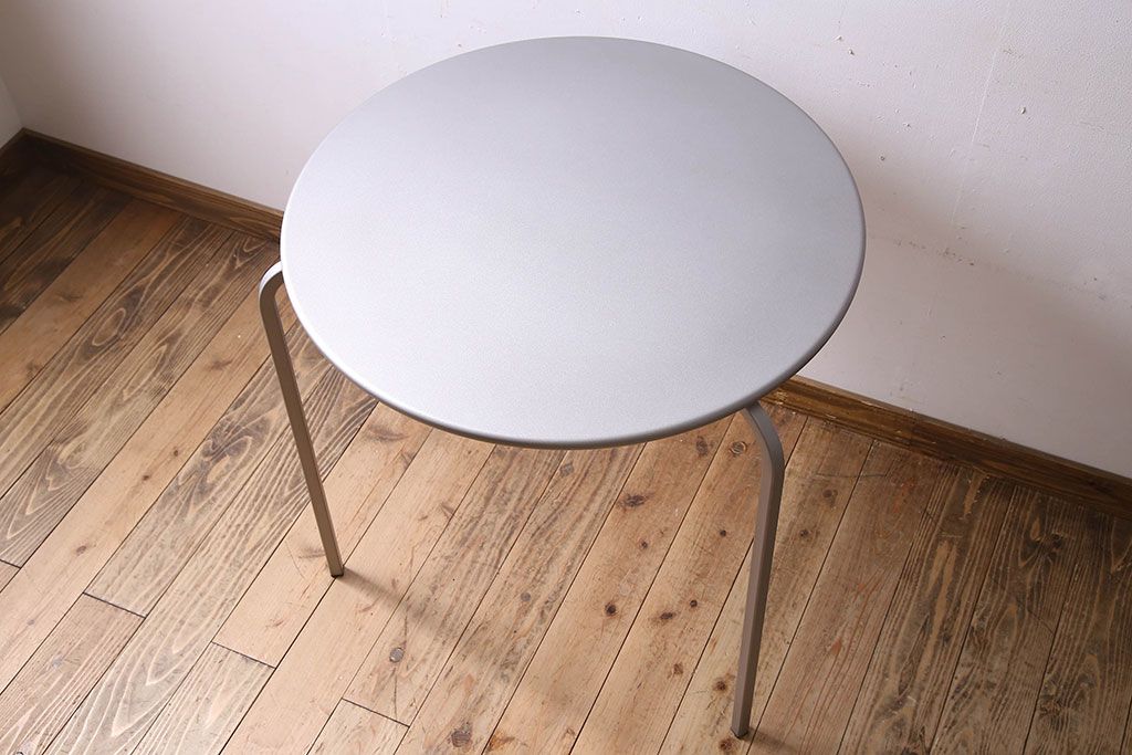 中古　ブランド家具　BISTRO(ビストロ)　アウトドアユース　Cassinaixc.(カッシーナイクスシー)　ラウンドテーブル(サイドテーブル、コーヒー  テーブル)(定価約6万円)