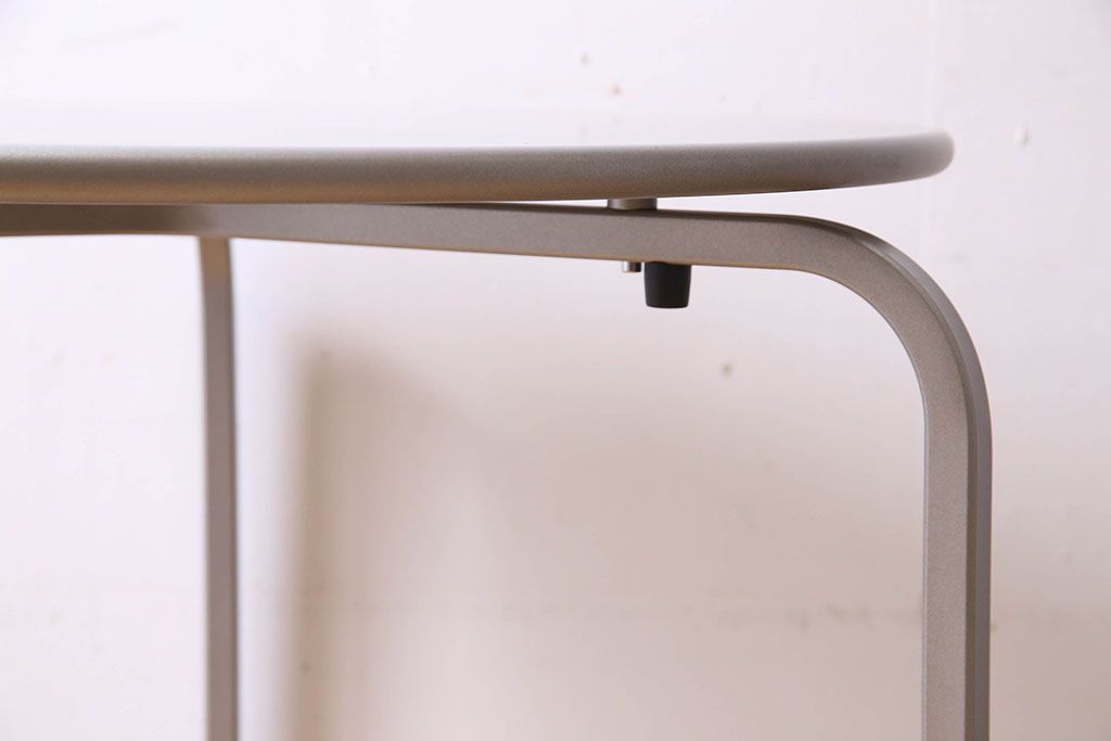 中古　ブランド家具　BISTRO(ビストロ)　アウトドアユース　Cassinaixc.(カッシーナイクスシー)　ラウンドテーブル(サイドテーブル、コーヒー  テーブル)(定価約6万円)