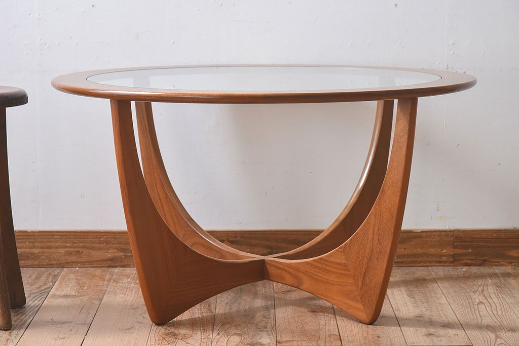 G-PLAN(ジープラン)　北欧家具　デザインの効いた足が特徴のガラストップラウンドテーブル(センターテーブル、コーヒーテーブル、サイドテーブル)