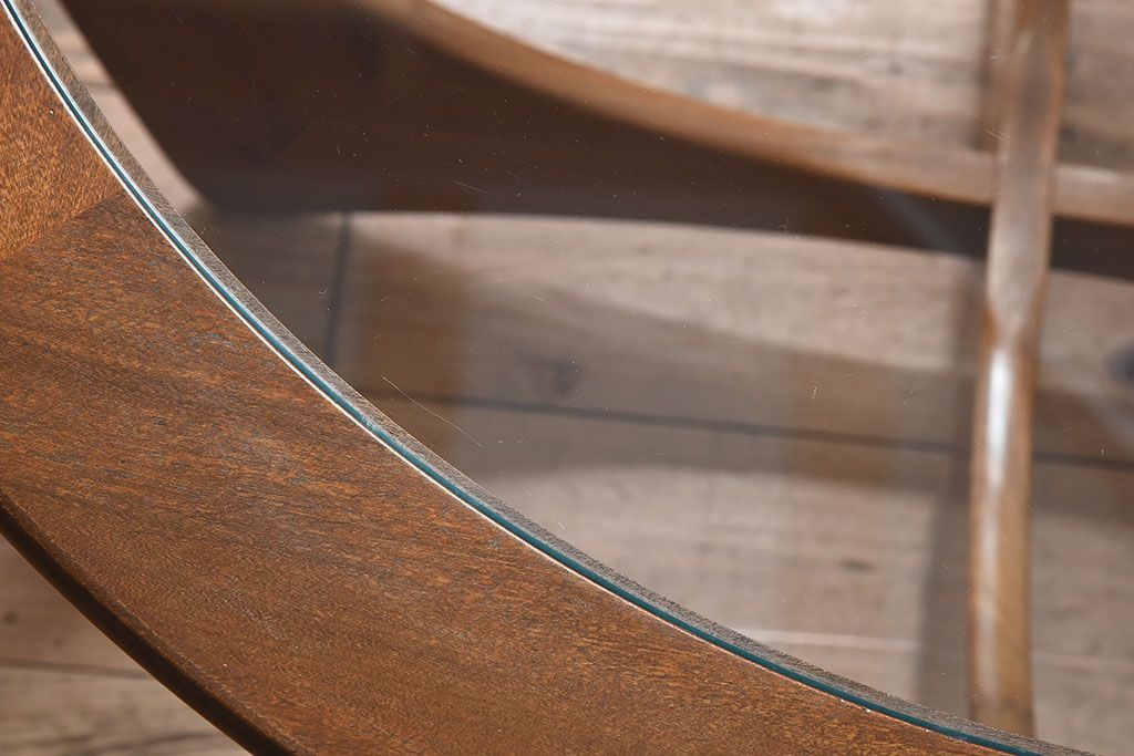G-PLAN(ジープラン)　北欧家具　デザインの効いた足が特徴のガラストップラウンドテーブル(センターテーブル、コーヒーテーブル、サイドテーブル)