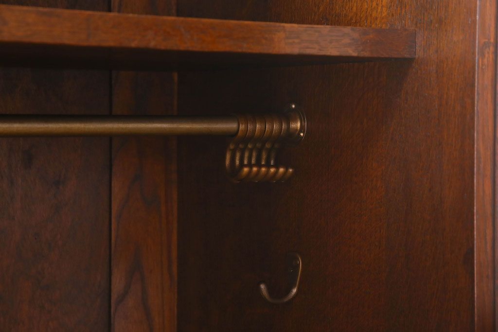 アンティーク家具　イギリスアンティーク　脚や彫刻のデザインが素敵なワードローブ(収納棚、洋服タンス)