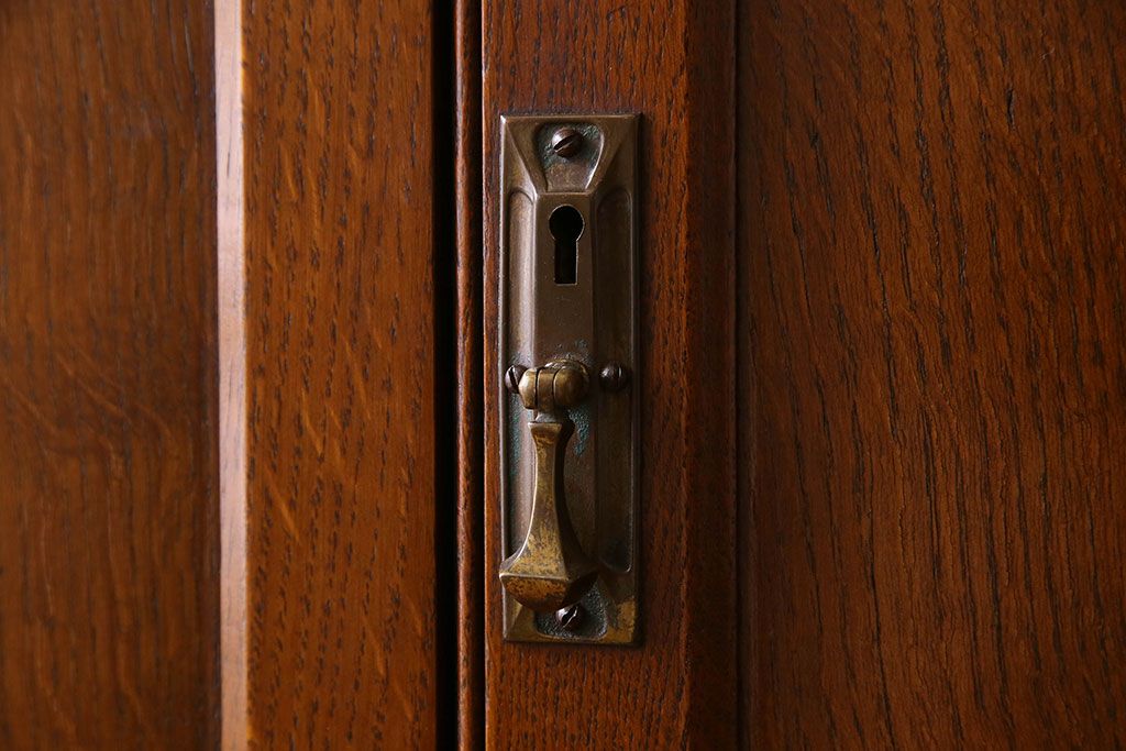 アンティーク家具　イギリスアンティーク　脚や彫刻のデザインが素敵なワードローブ(収納棚、洋服タンス)