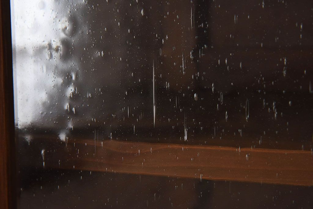 レトロ家具　昭和レトロ　気泡ガラスが味わい深い収納棚(戸棚、キャビネット)