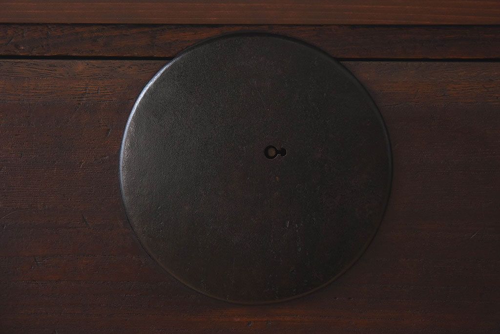 アンティーク家具　和製アンティーク　大きな金具や鋲が素敵な箪笥ローボード(ローチェスト、引き出し)