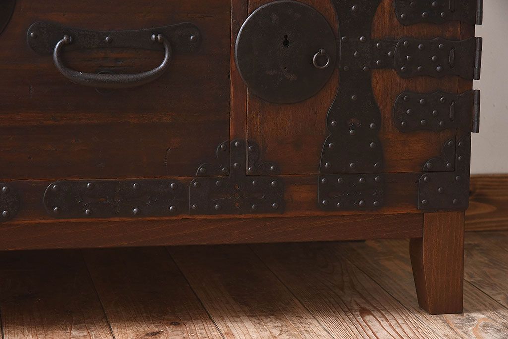 アンティーク家具　和製アンティーク　金具や鋲が立派な箪笥ローボード(ローチェスト、引き出し)