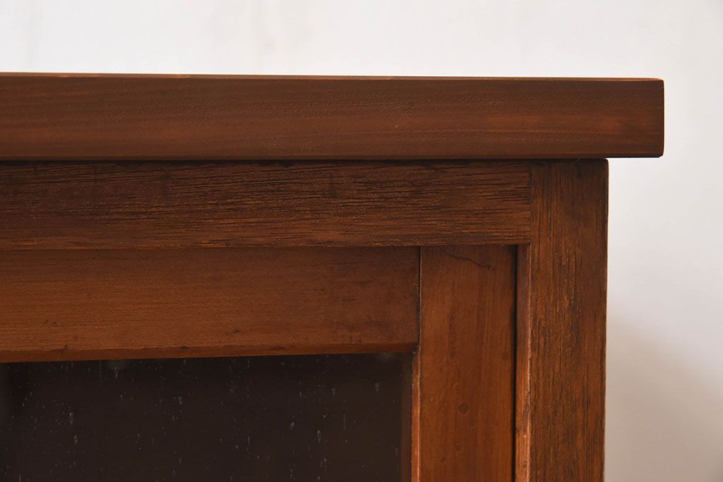 レトロ家具　昭和レトロ　気泡ガラスが味わい深い小振りな収納棚(戸棚、キャビネット)
