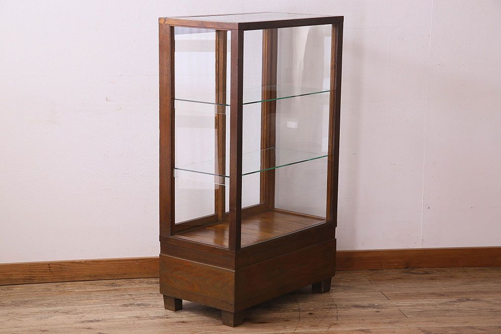 レトロ家具　昭和レトロ　4面ガラス　栗材　レトロな佇まいが素敵な縦型ガラスケース(ショーケース、収納棚、陳列棚)