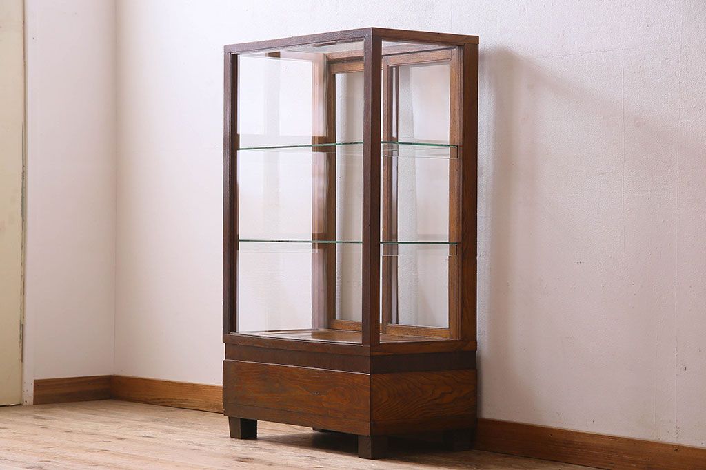 レトロ家具　昭和レトロ　4面ガラス　栗材　レトロな佇まいが素敵な縦型ガラスケース(ショーケース、収納棚、陳列棚)