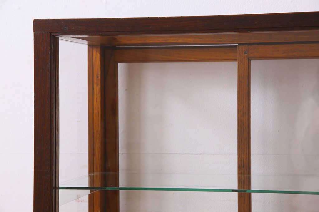 レトロ家具　昭和レトロ　4面ガラス　栗材　レトロな佇まいが素敵な縦型ガラスケース(ショーケース、収納棚、陳列棚)