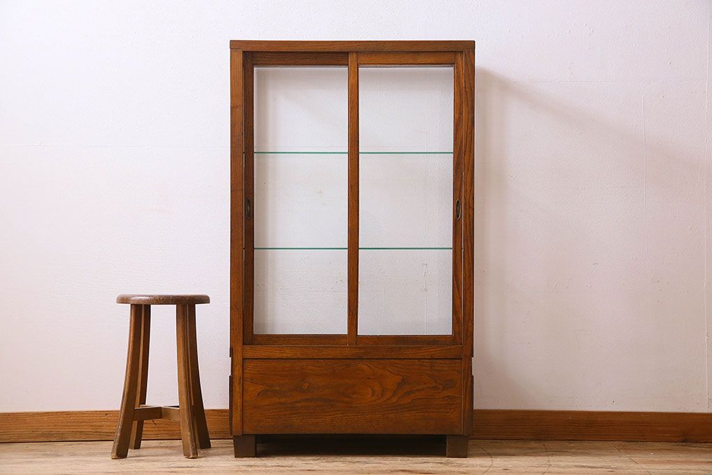 レトロ家具　昭和レトロ　4面ガラス　栗材　レトロな佇まいが素敵な縦型ガラスケース(ショーケース、収納棚、陳列棚)