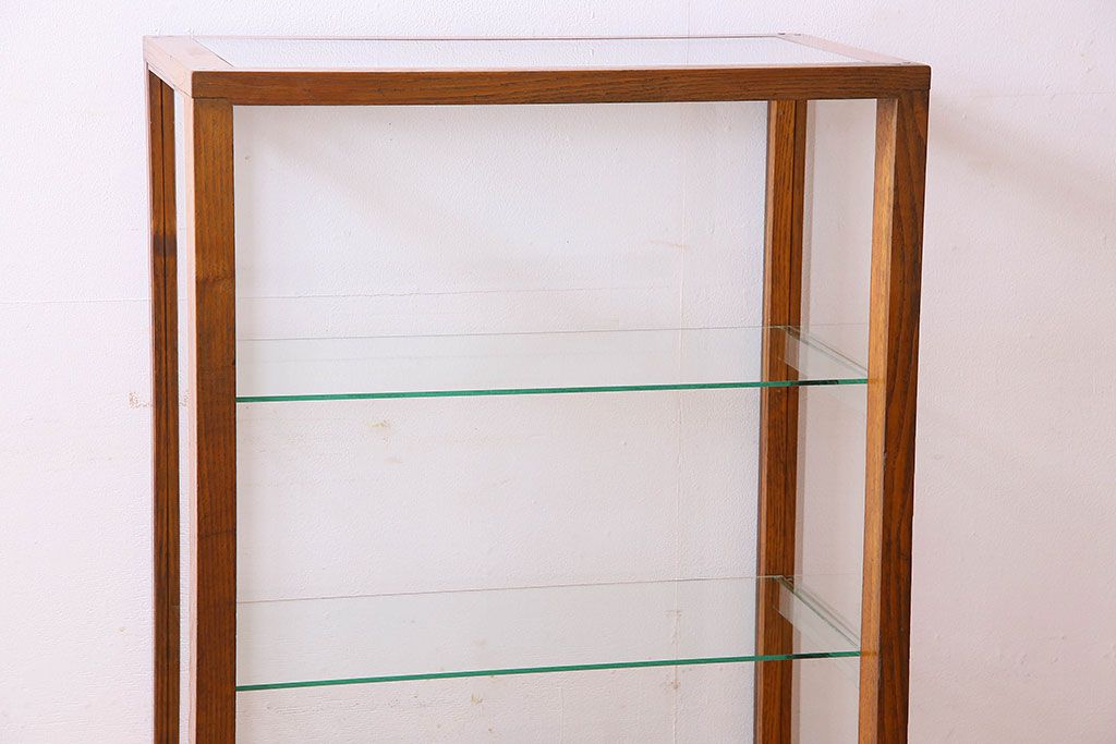 レトロ家具　昭和レトロ　4面ガラス　栗材　レトロな佇まいが素敵な縦型ガラスケース(ショーケース、収納棚、陳列棚)