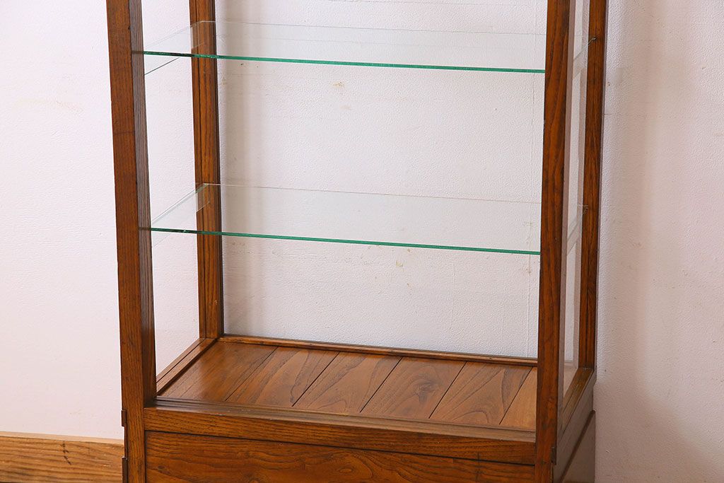 レトロ家具　昭和レトロ　4面ガラス　栗材　レトロな佇まいが素敵な縦型ガラスケース(ショーケース、収納棚、陳列棚)