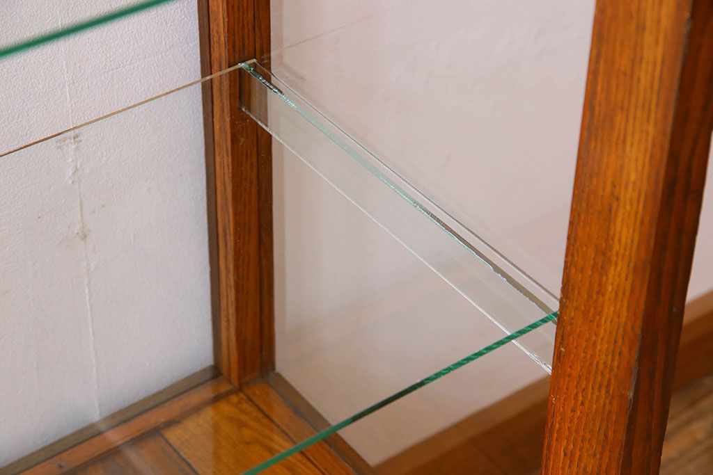 レトロ家具　昭和レトロ　4面ガラス　栗材　レトロな佇まいが素敵な縦型ガラスケース(ショーケース、収納棚、陳列棚)
