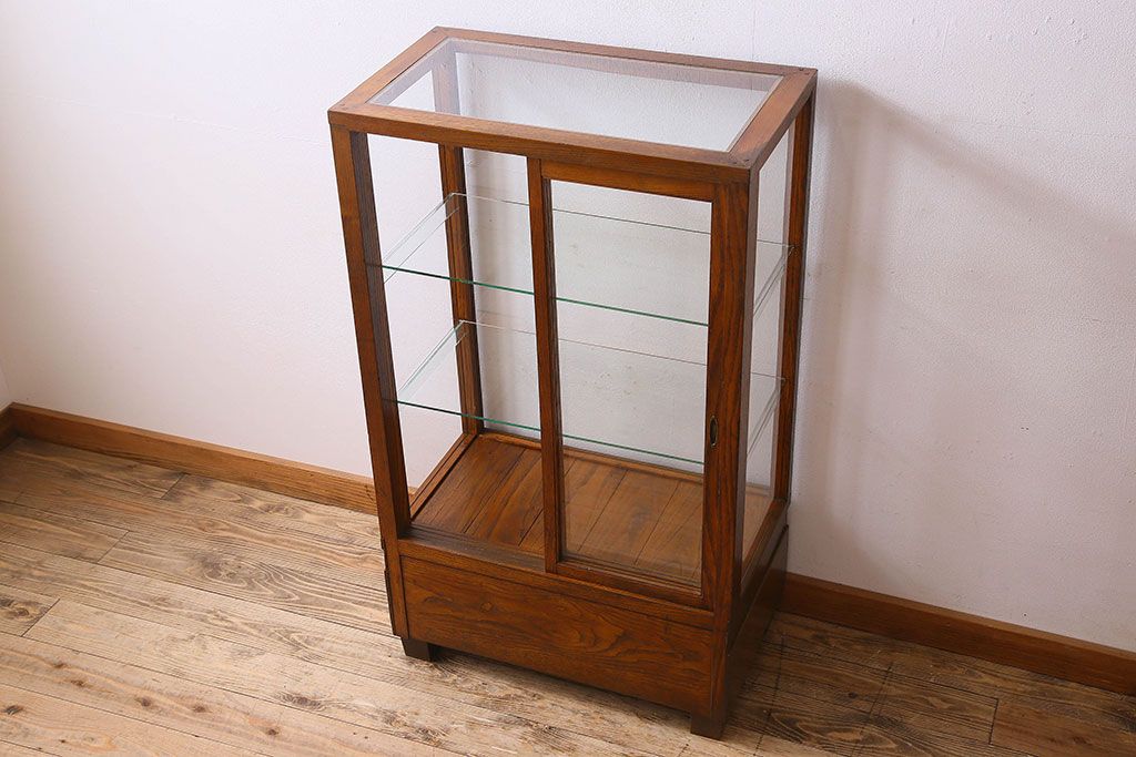 レトロ家具　昭和レトロ　4面ガラス　栗材　レトロな佇まいが素敵な縦型ガラスケース(ショーケース、収納棚、陳列棚)