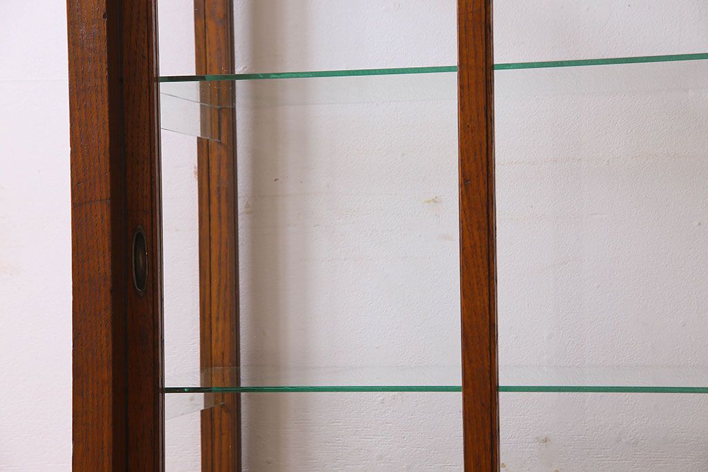 レトロ家具　昭和レトロ　4面ガラス　栗材　レトロな佇まいが素敵な縦型ガラスケース(ショーケース、収納棚、陳列棚)