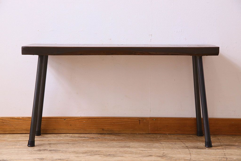 アンティーク家具　和製アンティーク　栗材一枚板　古い木の質感が味わい深い鉄脚ベンチ(アイアンベンチ、ローテーブル、作業台、飾り台)