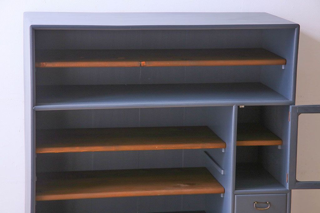 ペイント家具　気泡ガラス入り　シックなカラーが素敵な収納棚(戸棚、食器棚)