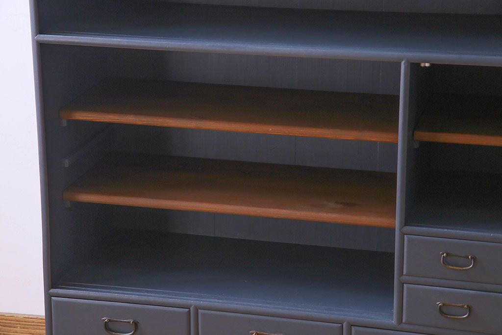 ペイント家具　気泡ガラス入り　シックなカラーが素敵な収納棚(戸棚、食器棚)